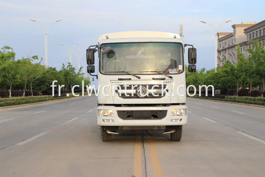 DFAC truck with spraying machine